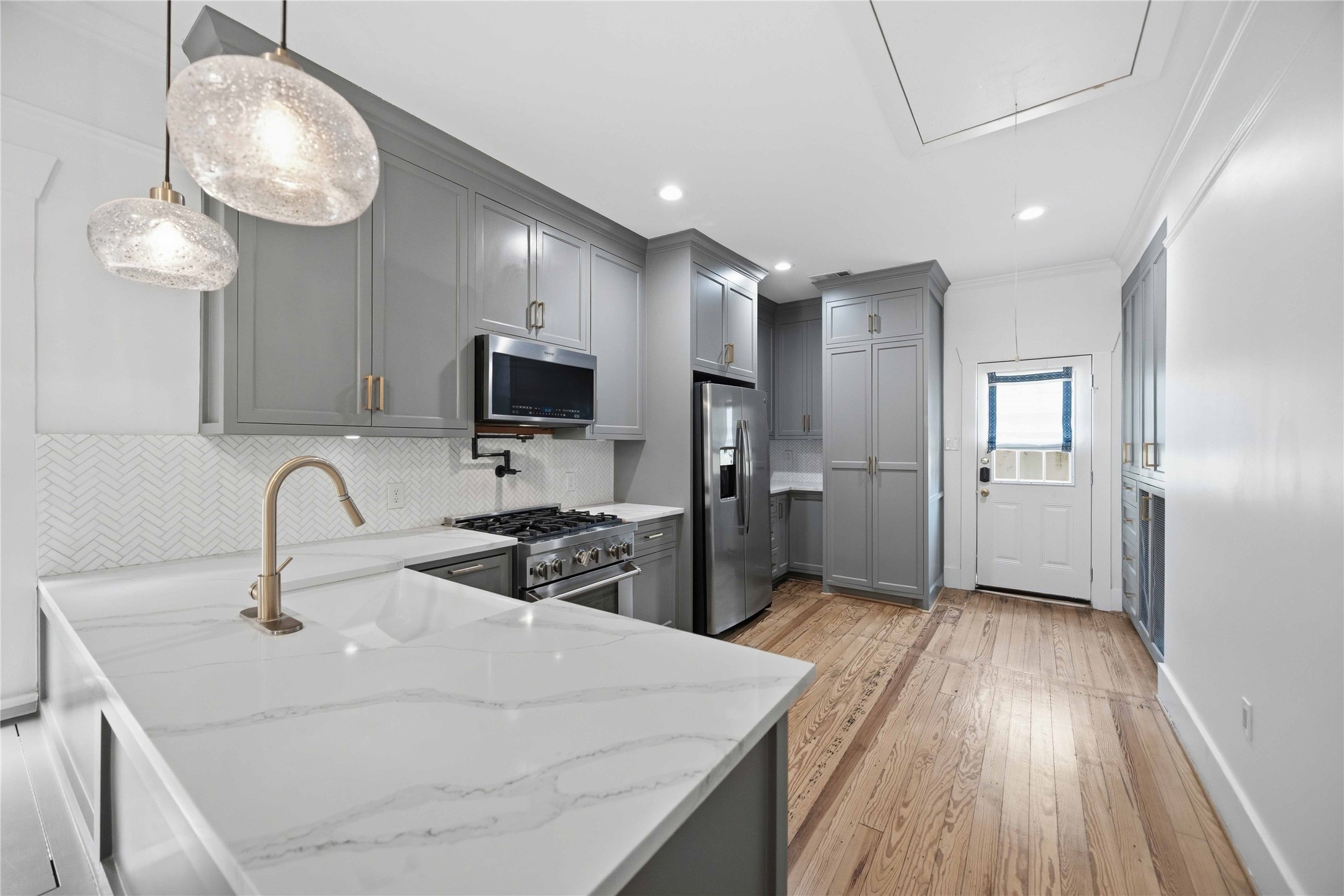 208 Archer Street Houston, TX 77009 - Photo 10 of 26 Pendant and recessed lighting in the kitchen.