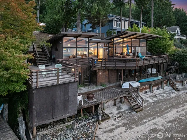 a view of a chairs and table in backyard