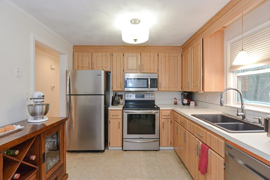 67 Deanville Road Attleboro, MA 02703 - Photo 4 of 28 Gallery Image 4