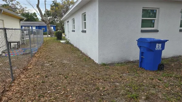 a view of a yard with a house