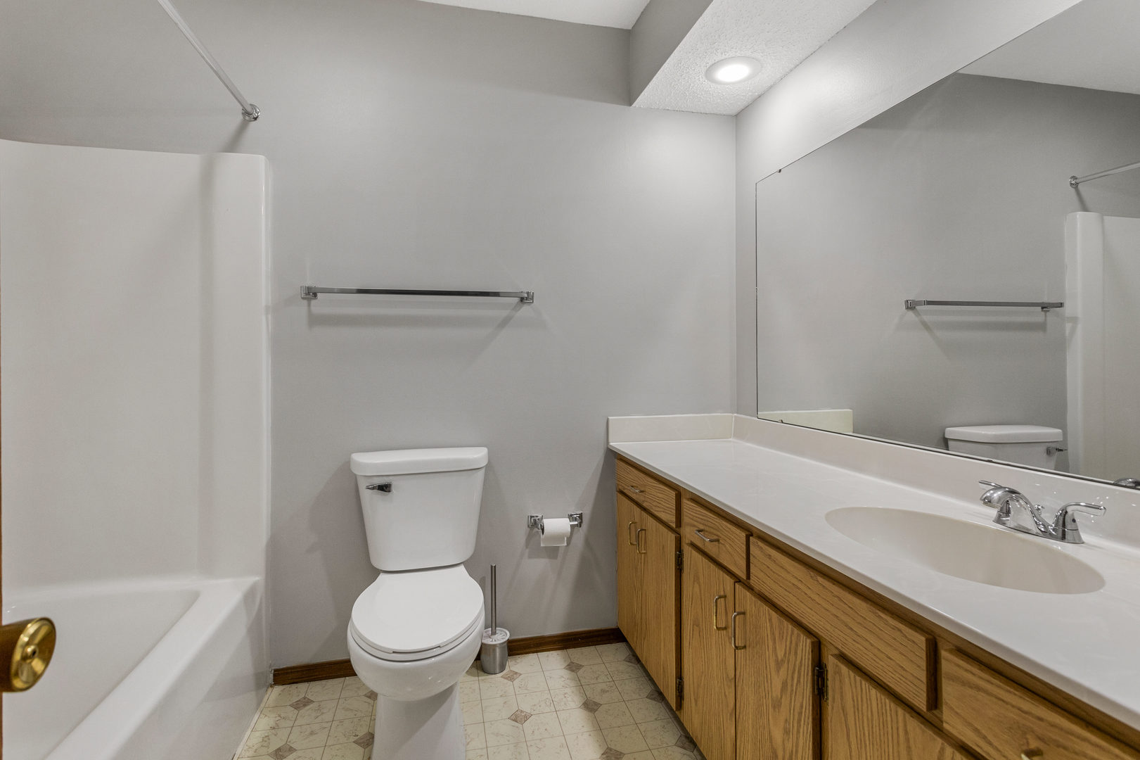 413 Irvine Road, Unit 413 Champaign, IL 61822 - Photo 24 of 29 a bathroom with a sink toilet and a bathtub