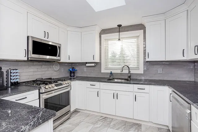 $685,000 | 70 Ellen Lane, Cranston, RI 02921