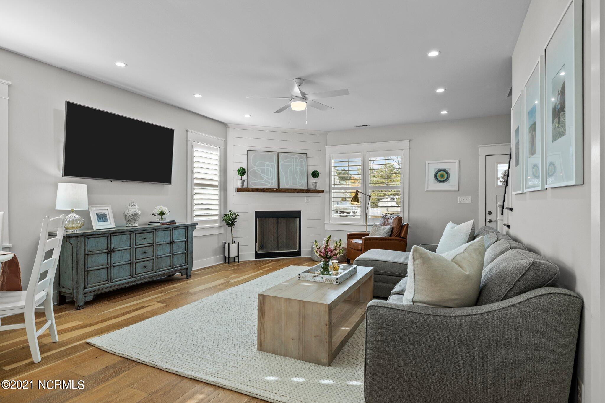 1810 Olde Farm Road Morehead City, NC 28557 - Photo 14 of 59 LIVING ROOM