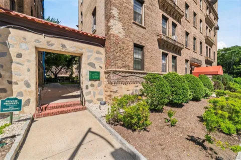 $319,500 | 14 North Chatsworth Avenue, Unit 1K, Larchmont, NY 10538