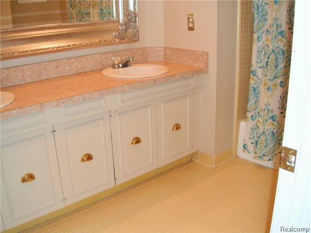 3664 Ridgeland Road West Bloomfield, MI 48323 - Photo 17 of 30 Full Bath upper level.