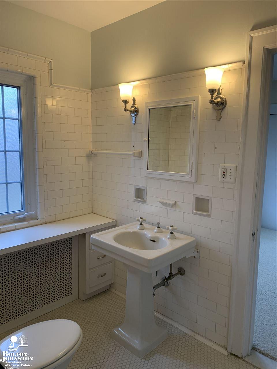 927 Harcourt Road Grosse Pointe, MI 48230 - Photo 17 of 18
