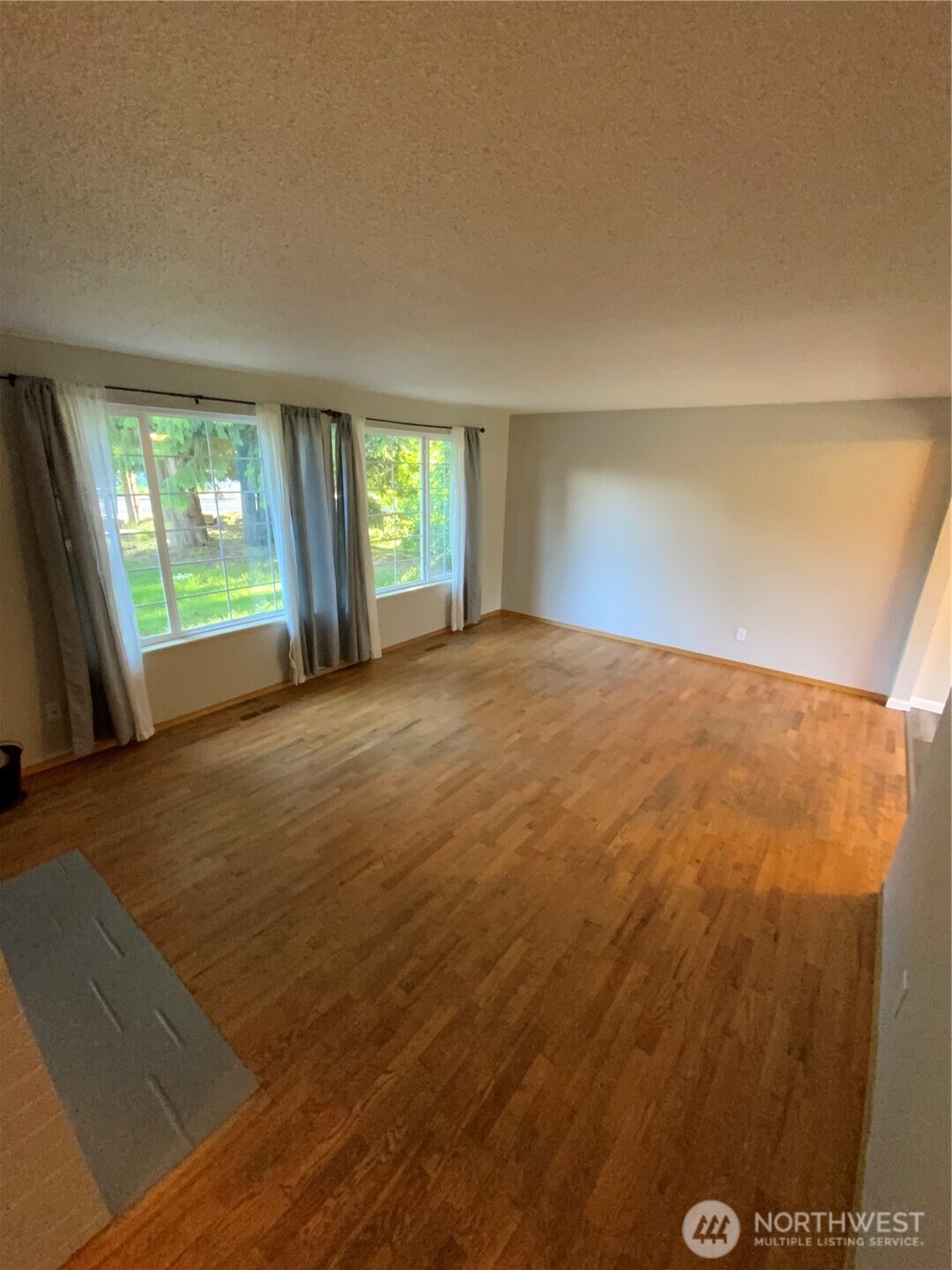 621 Brookdale Road East Tacoma, WA 98445 - Photo 4 of 14 an empty room with windows