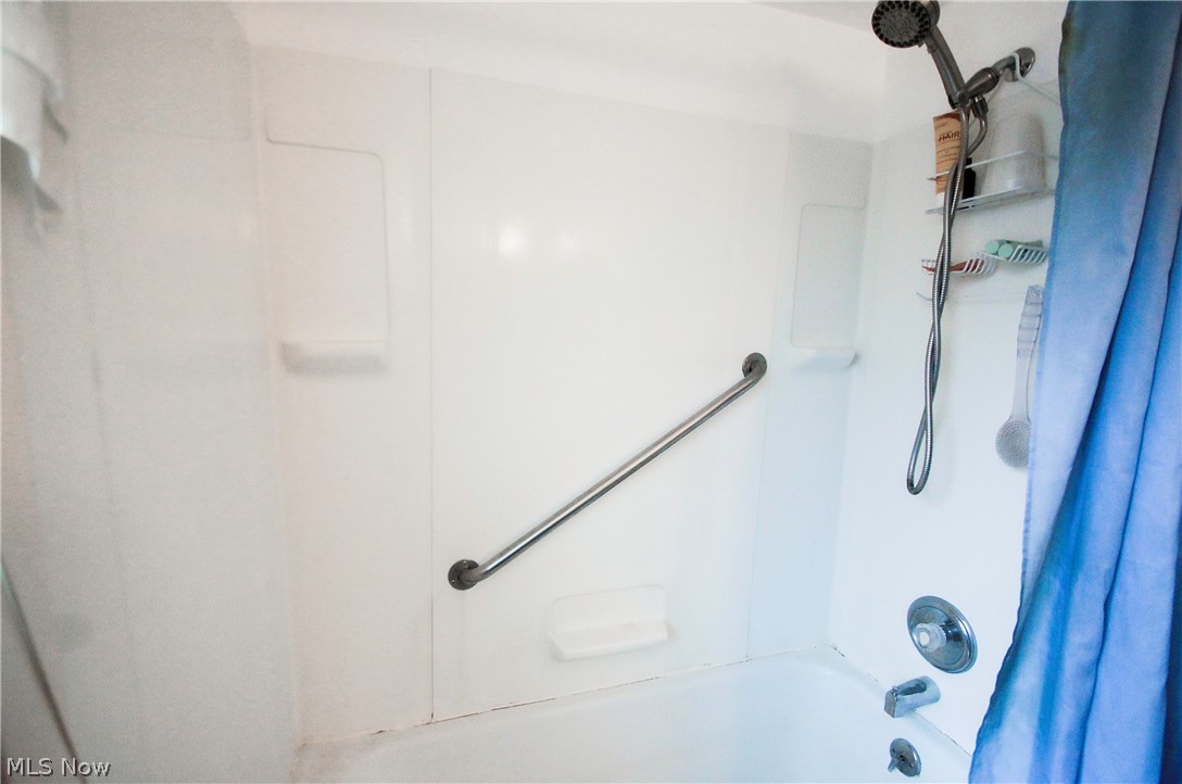 5010 Fairlawn Road Cleveland, OH 44124 - Photo 14 of 24 Safety Shower Rail in Full Bath