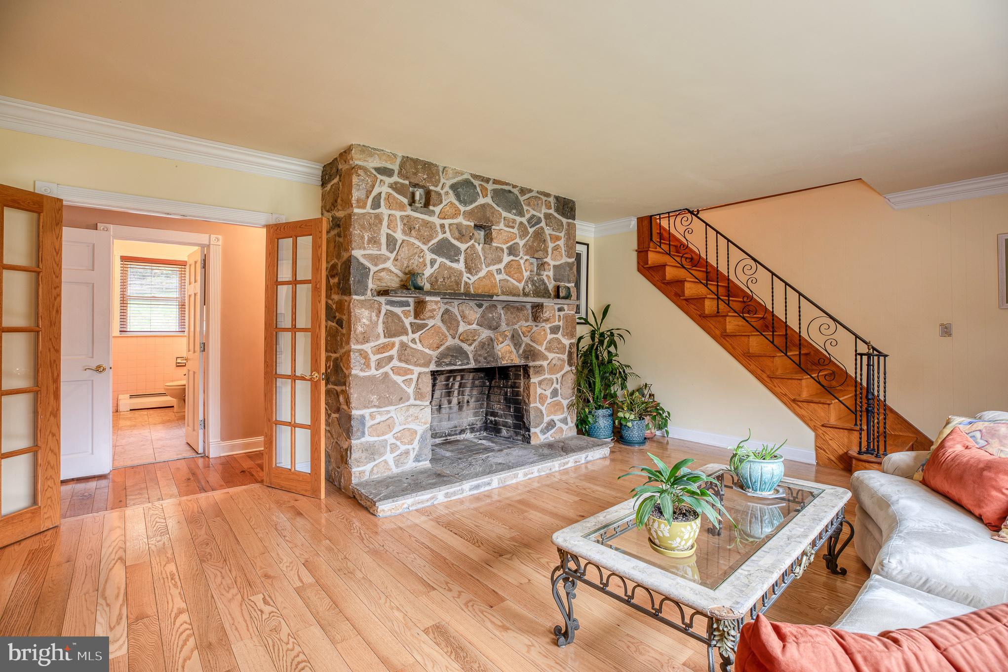 340 Malin Road Newtown Square, PA 19073 - Photo 8 of 33 Living Room