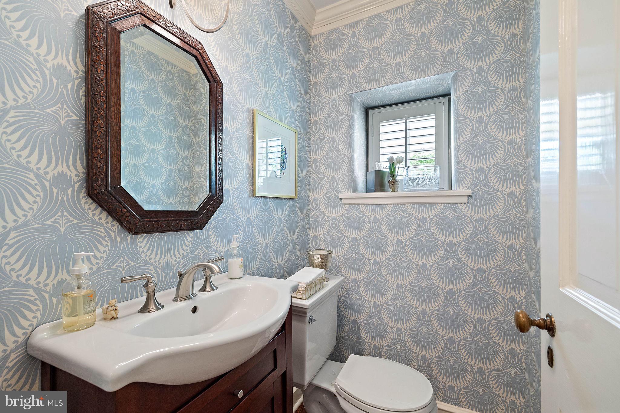 900 Overbrook Road Wilmington, DE 19807 - Photo 26 of 70 Powder room Elegant Farrow & Ball wallpaper