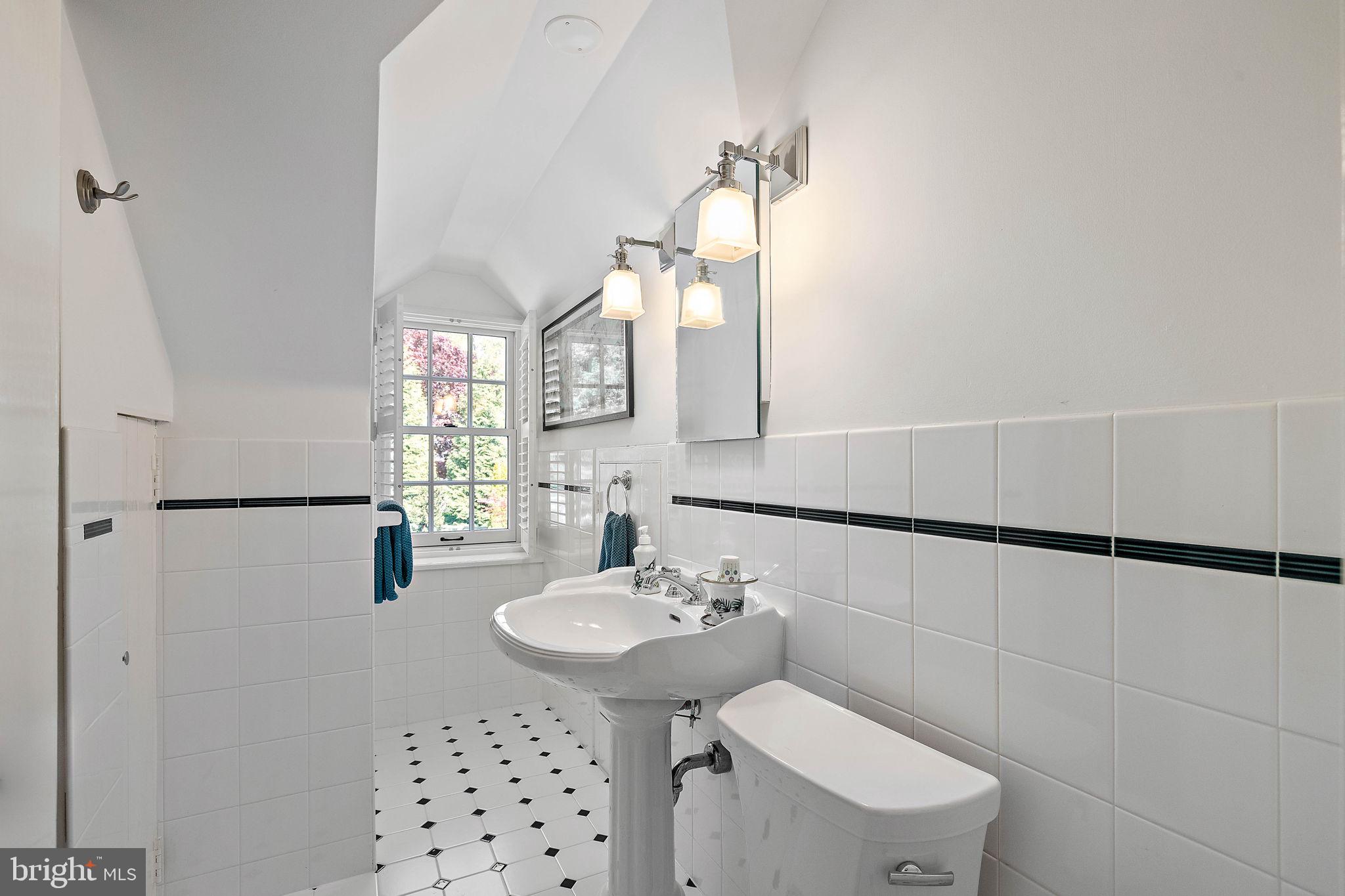 900 Overbrook Road Wilmington, DE 19807 - Photo 38 of 70 Bath #3 back hall