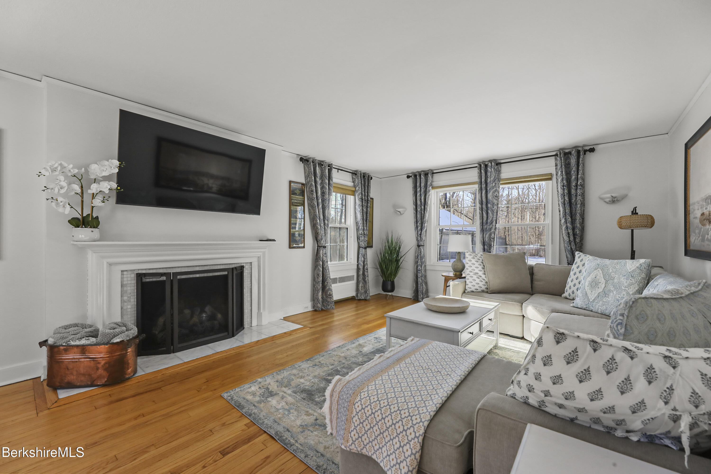 32 Brunswick Street Pittsfield, MA 01201 - Photo 12 of 49 12-Living Room