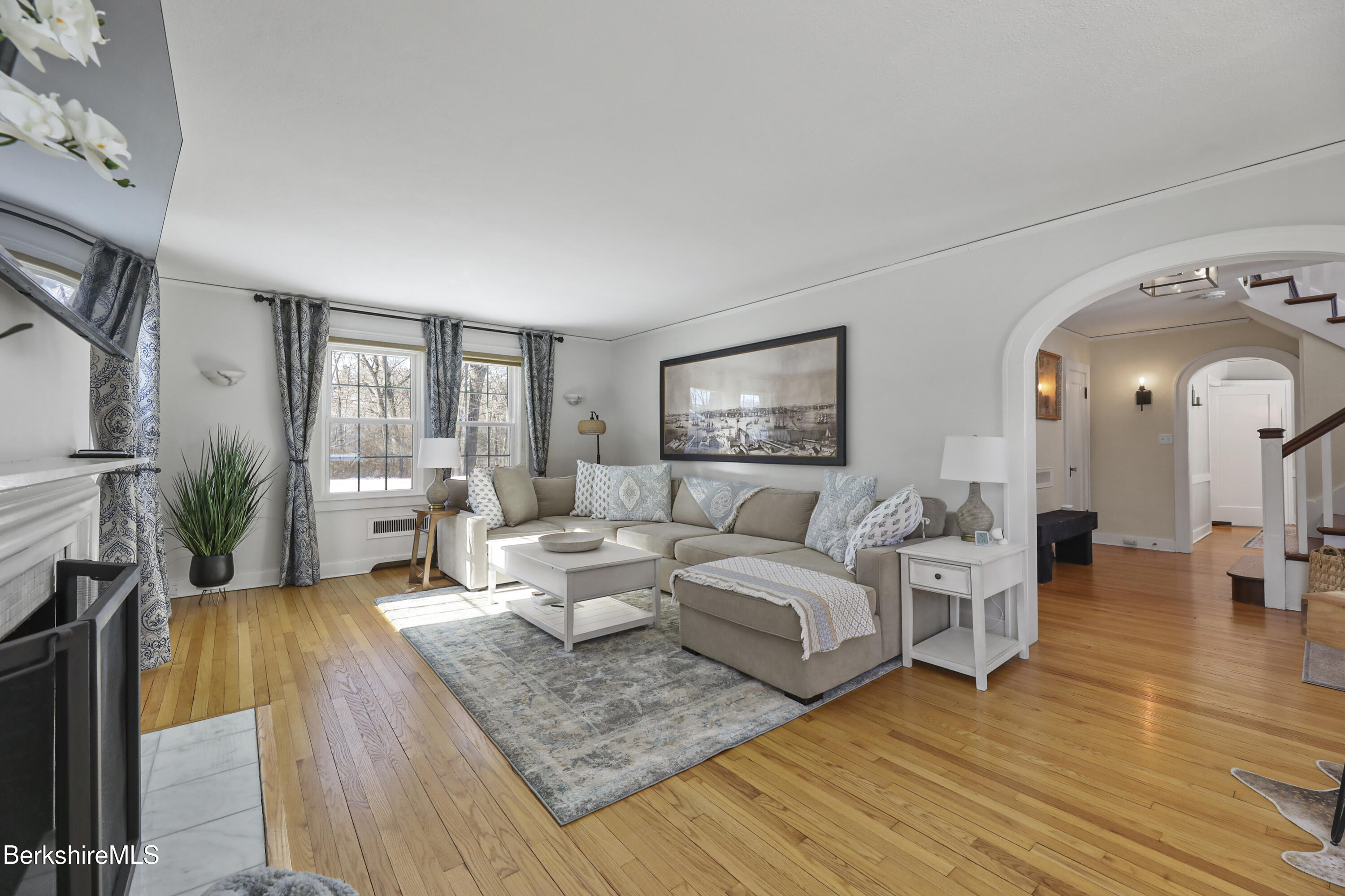 32 Brunswick Street Pittsfield, MA 01201 - Photo 14 of 49 14-Living Room
