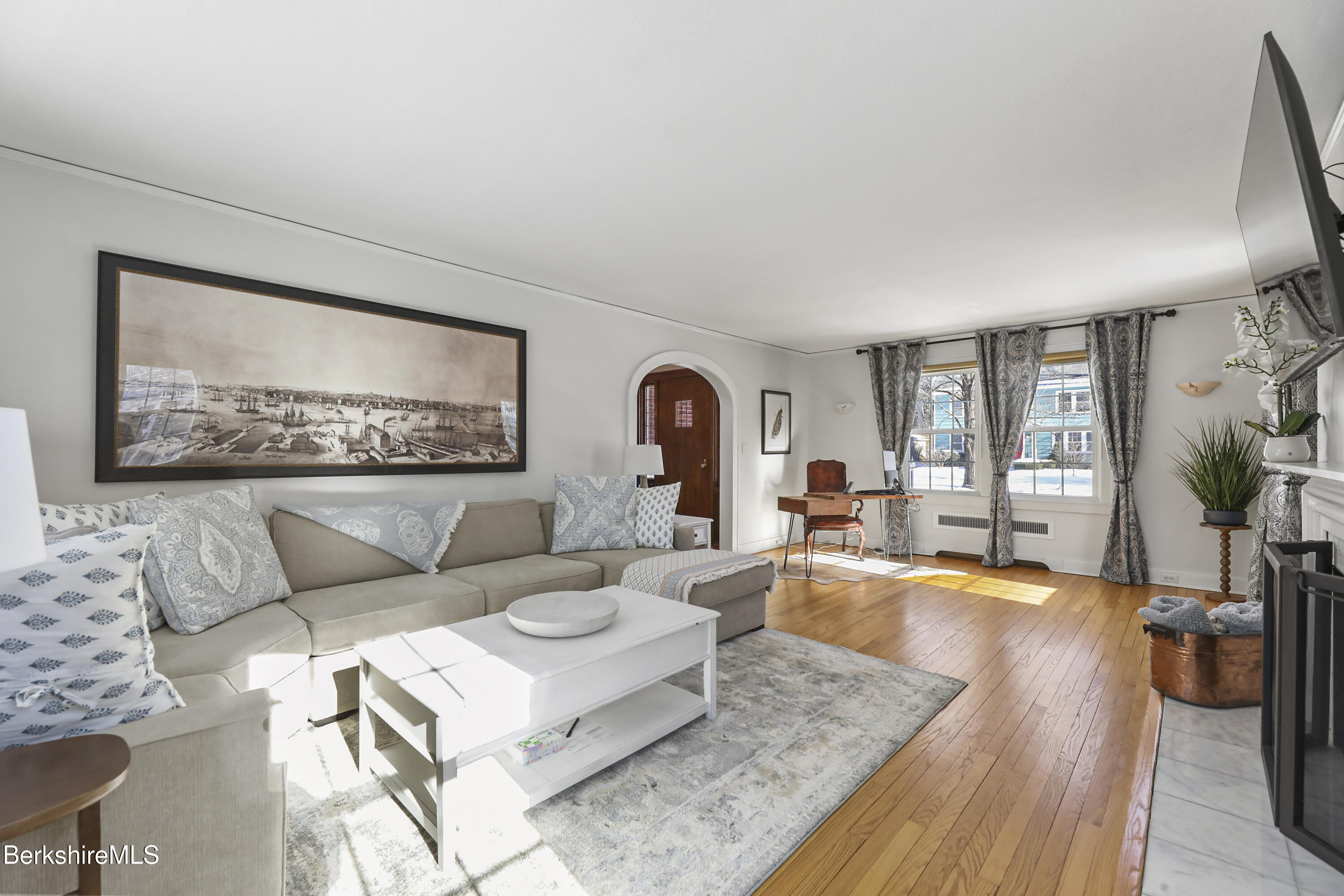 32 Brunswick Street Pittsfield, MA 01201 - Photo 15 of 49 15-Livingroom