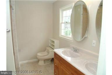 13100 Darnestown Road Gaithersburg, MD 20878 - Photo 4 of 16 Bath (Master)