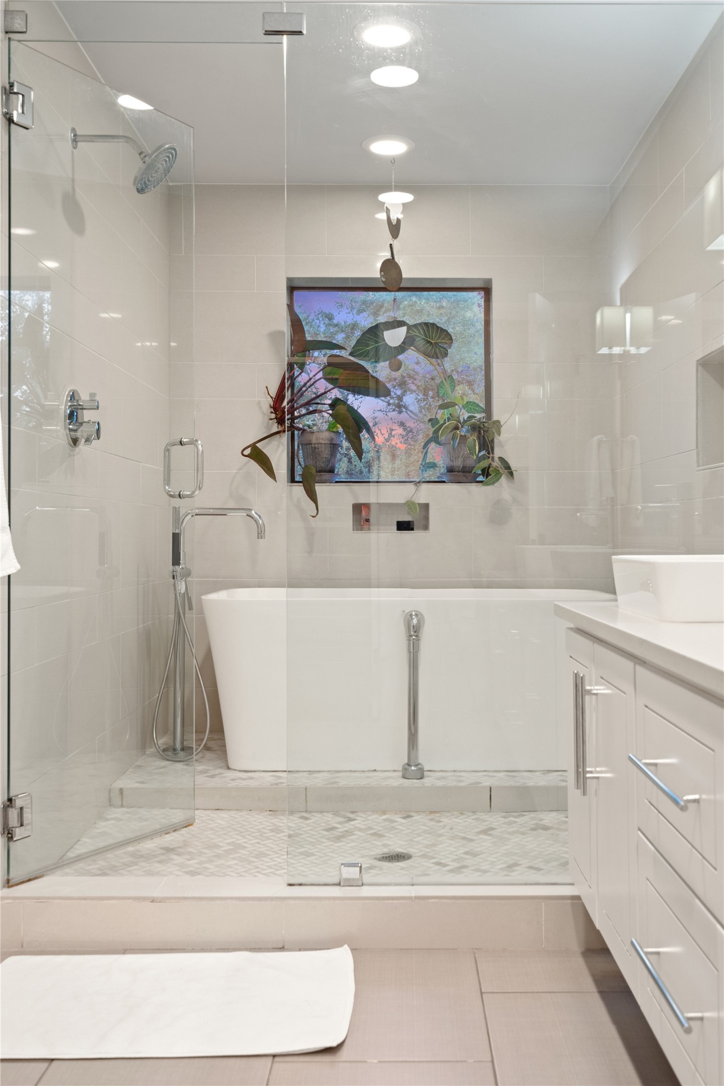 2811 Del Curto Road, Unit A Austin, TX 78704 - Photo 23 of 40 a bathroom with a bathtub and a sink