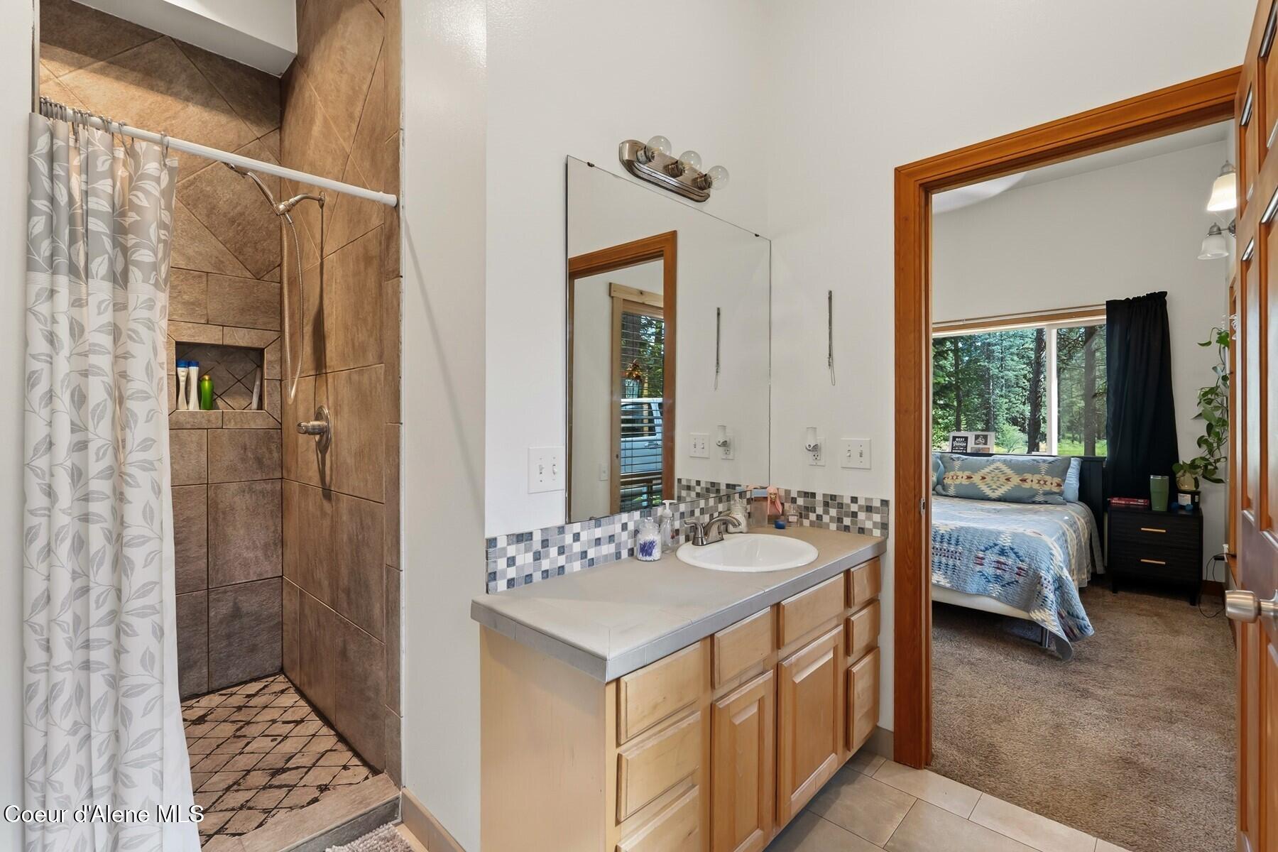 2206 Gypsy Bay Road Sagle, ID 83860 - Photo 12 of 42 Primary En Suite