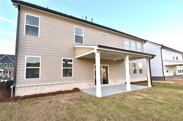 a view of a house with a backyard