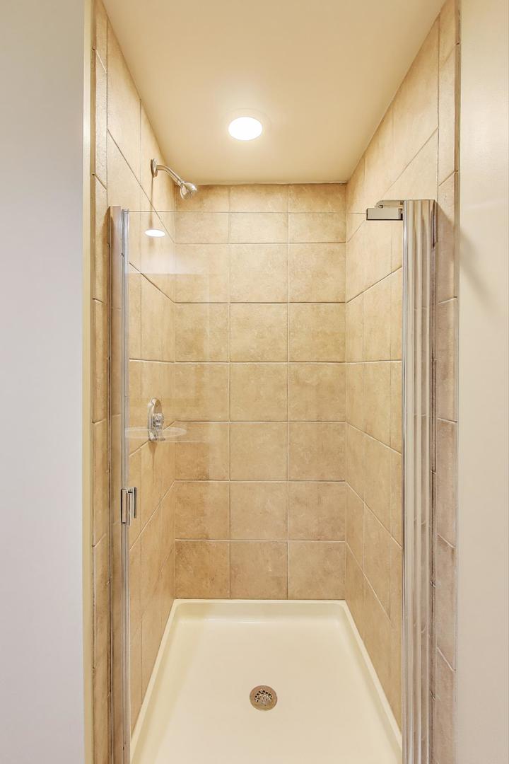 2304 Stonegate Road Algonquin, IL 60102 - Photo 37 of 42 a bathroom with a bathtub