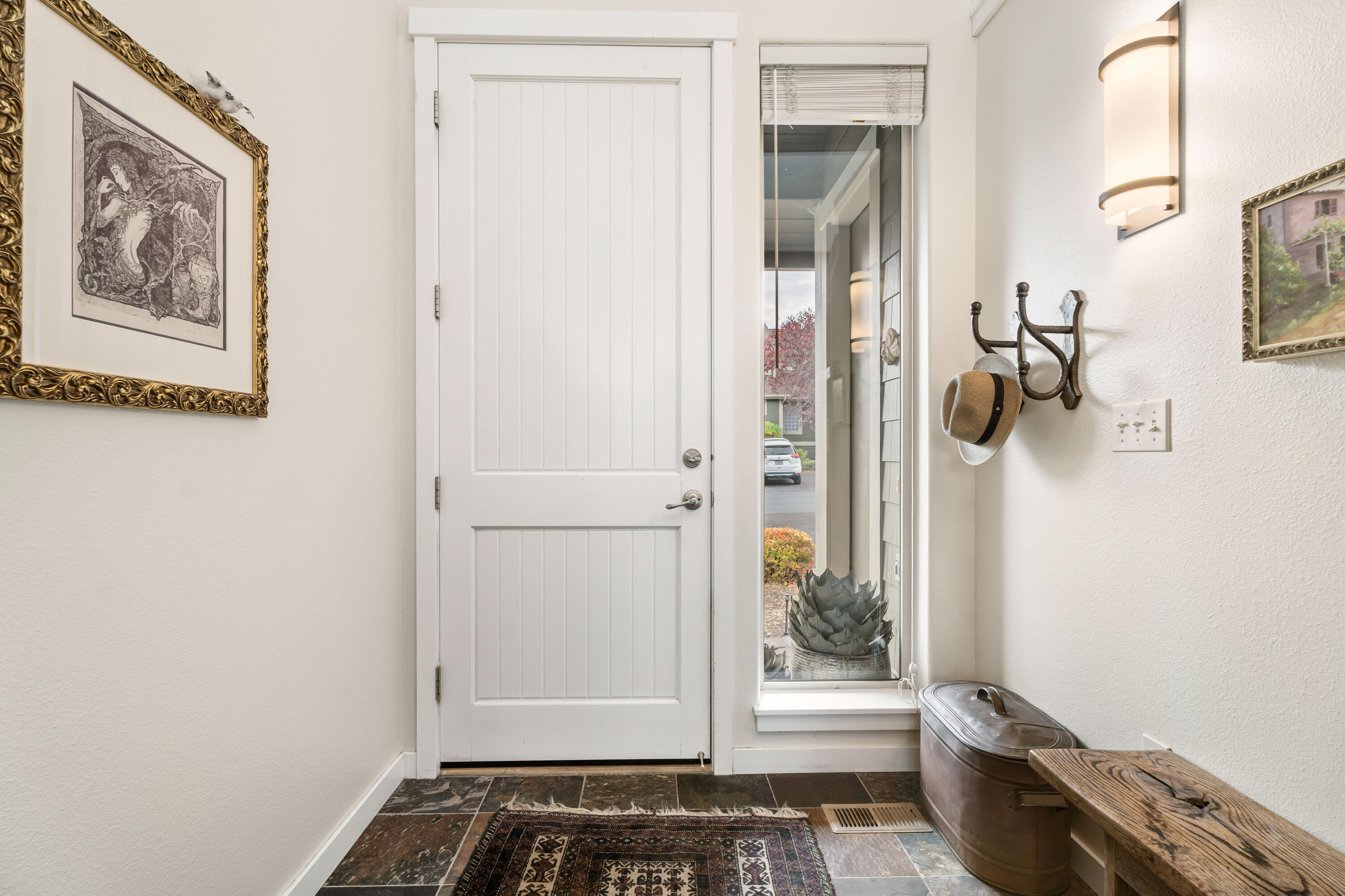 1302 Highland View Loop Redmond, OR 97756 - Photo 6 of 53 Spacious entry.