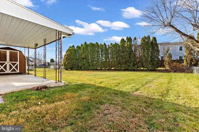 a view of a house with yard and garage