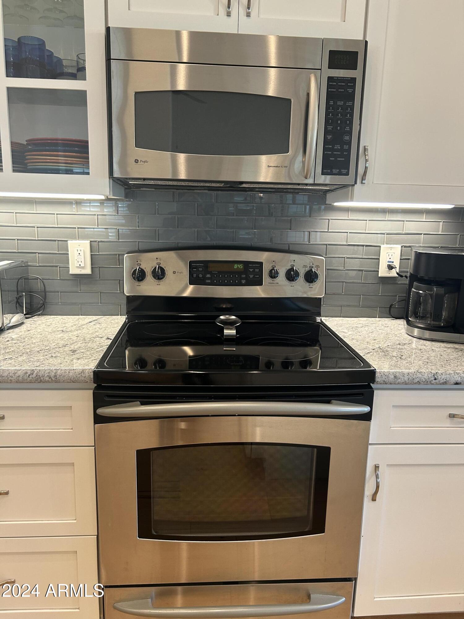7272 East Gainey Ranch Road, Unit 21 Scottsdale, AZ 85258 - Photo 13 of 67 MICRO WAVE ELECTRIC STOVE
