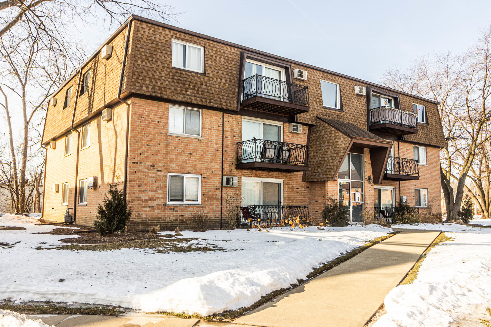4819 West Engle Road, Unit 2D Alsip, IL 60803 - Photo 2 of 25 a front view of a building