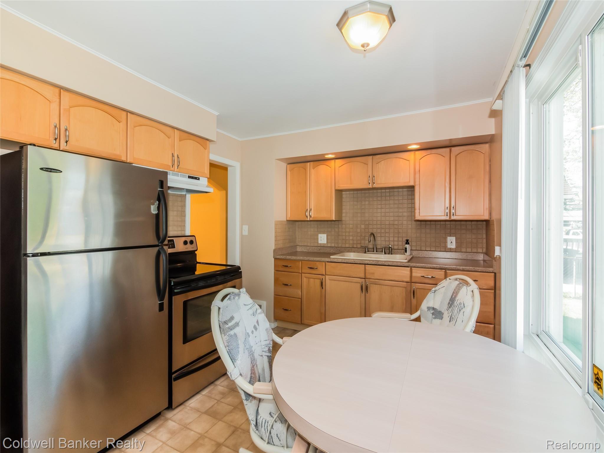 210 Linden Road Pontiac, MI 48341 - Photo 5 of 20 kitchen with stainless appliances
