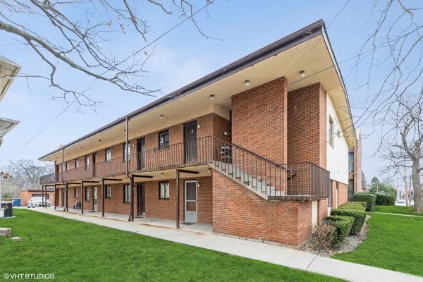 a view of front of house with a yard