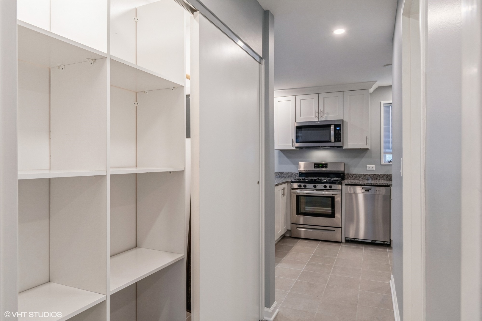 1970 Green Bay Road, Unit B3 Highland Park, IL 60035 - Photo 8 of 11 a kitchen with cabinets and appliances