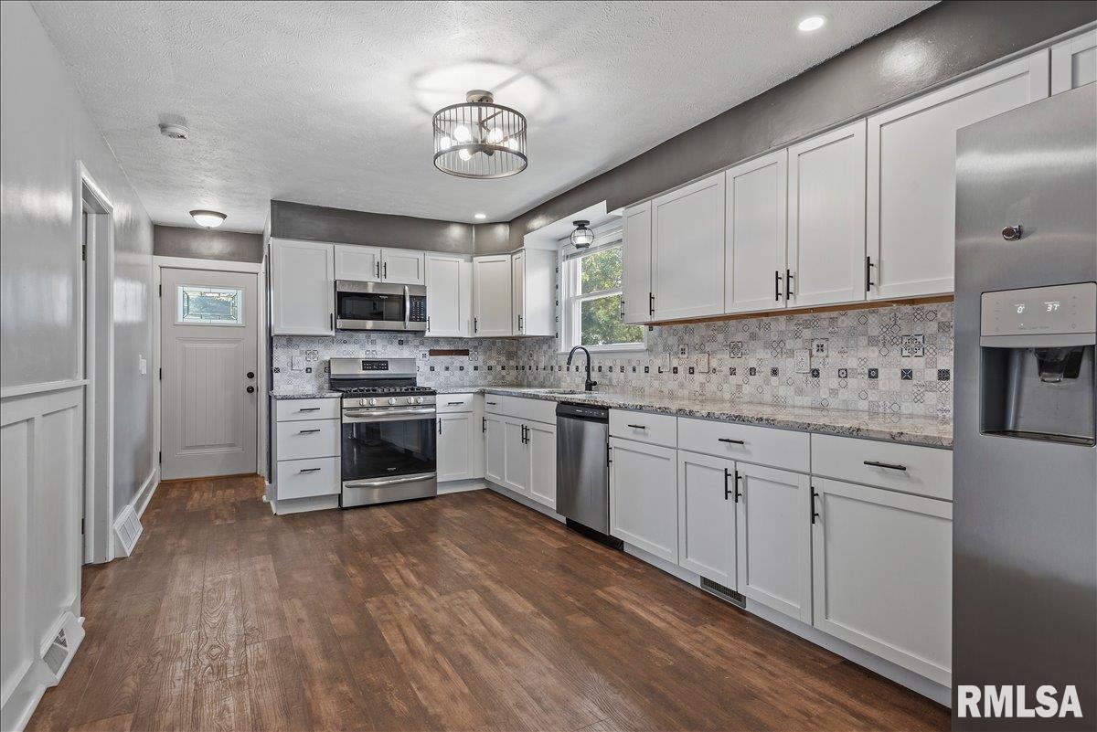 806 9th Street Pawnee, IL 62558 - Photo 10 of 36