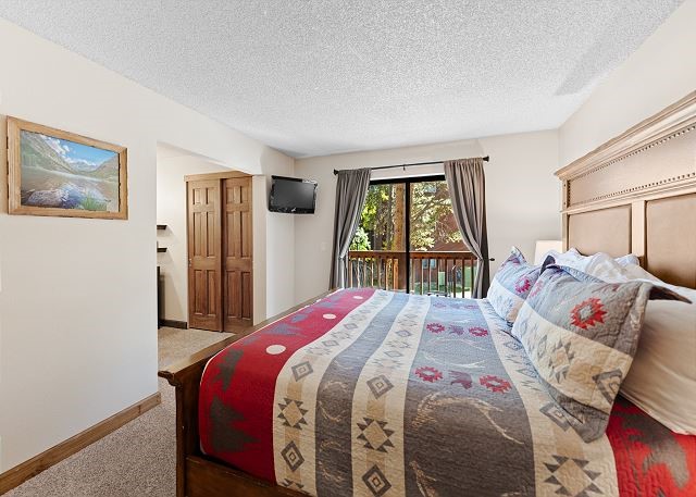 405 4 O Clock Road, Unit 14B Breckenridge, CO 80424 - Photo 16 of 33 Main bedroom