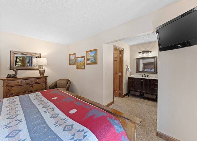 405 4 O Clock Road, Unit 14B Breckenridge, CO 80424 - Photo 17 of 33 Main bedroom