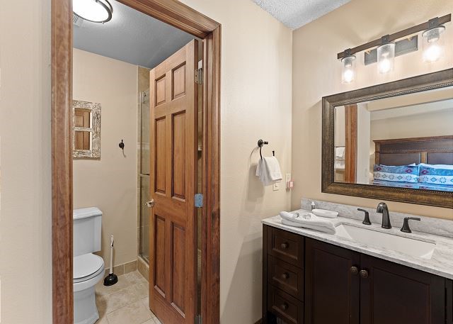 405 4 O Clock Road, Unit 14B Breckenridge, CO 80424 - Photo 18 of 33 Main bathroom