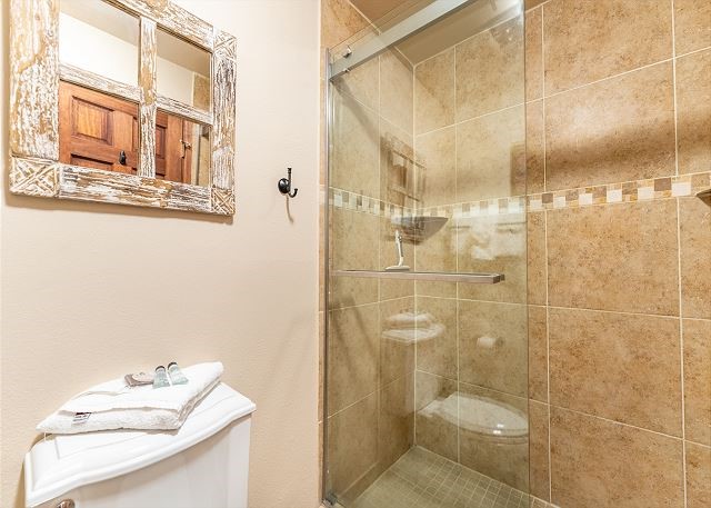 405 4 O Clock Road, Unit 14B Breckenridge, CO 80424 - Photo 19 of 33 Main bathroom 3/4 bath
