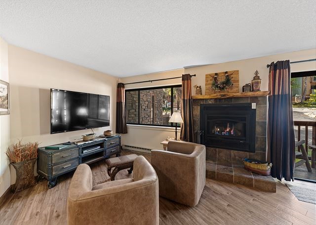 405 4 O Clock Road, Unit 14B Breckenridge, CO 80424 - Photo 5 of 33 Living room