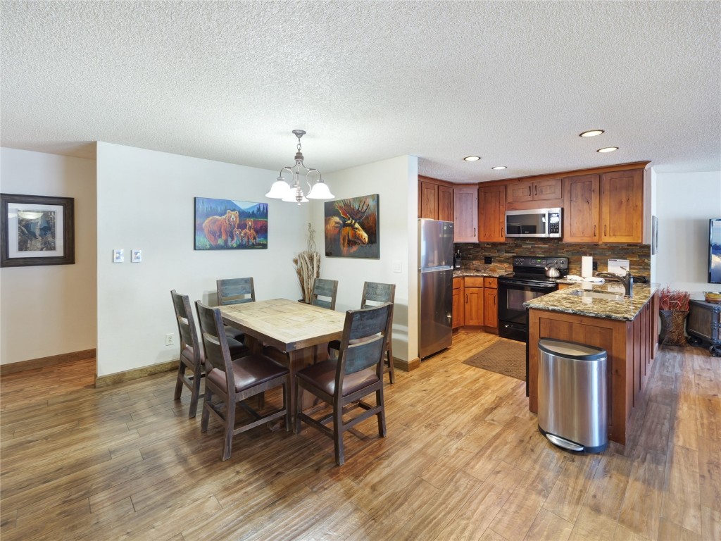 405 4 O Clock Road, Unit 14B Breckenridge, CO 80424 - Photo 8 of 33 Dining and kitchen