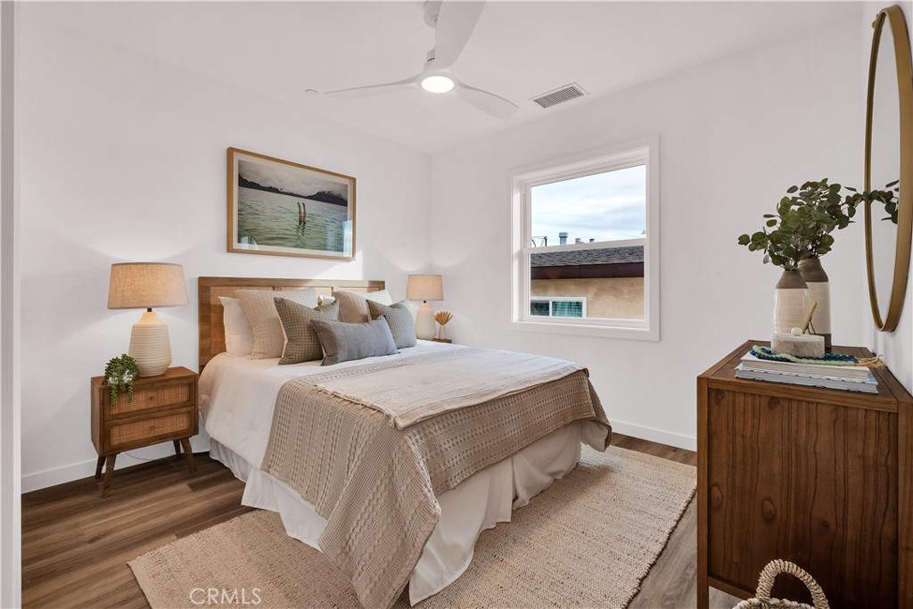 226 A Arena Street El Segundo, CA 90245 - Photo 35 of 47 a bedroom with bed and a painting