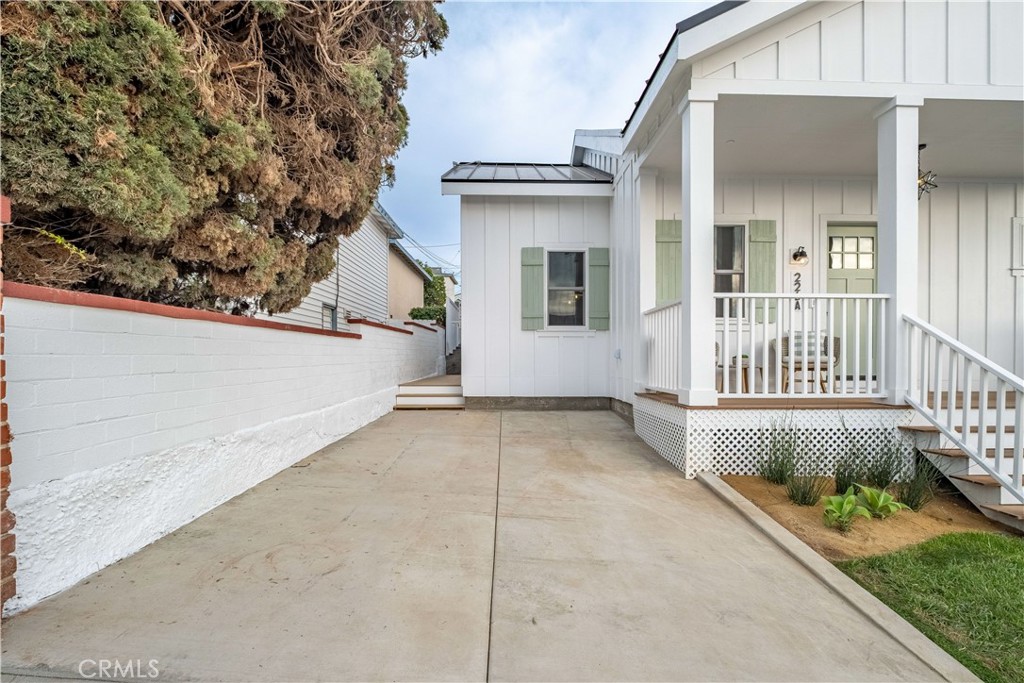 226 A Arena Street El Segundo, CA 90245 - Photo 9 of 47 a view of a house with a yard