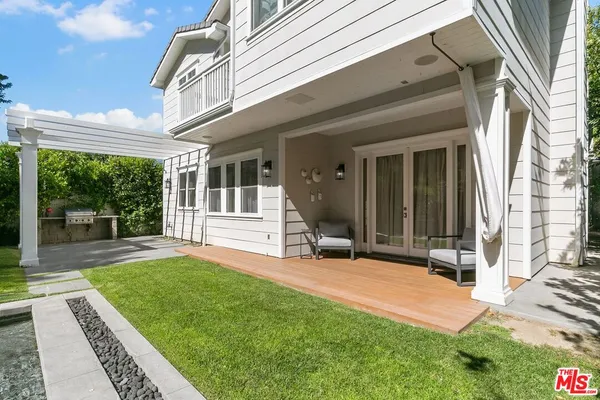 a view of a house with backyard and porch