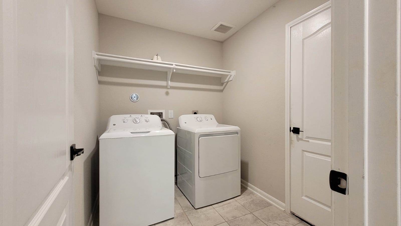 5704 Bluebonnet Lane Rosenberg, TX 77469 - Photo 19 of 34 a utility room with dryer and washer