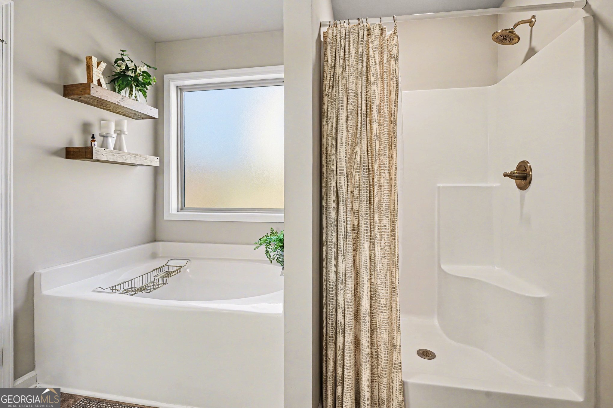 994 Lakeview Drive Commerce, GA 30529 - Photo 23 of 42 a bathroom with a bathtub and shower