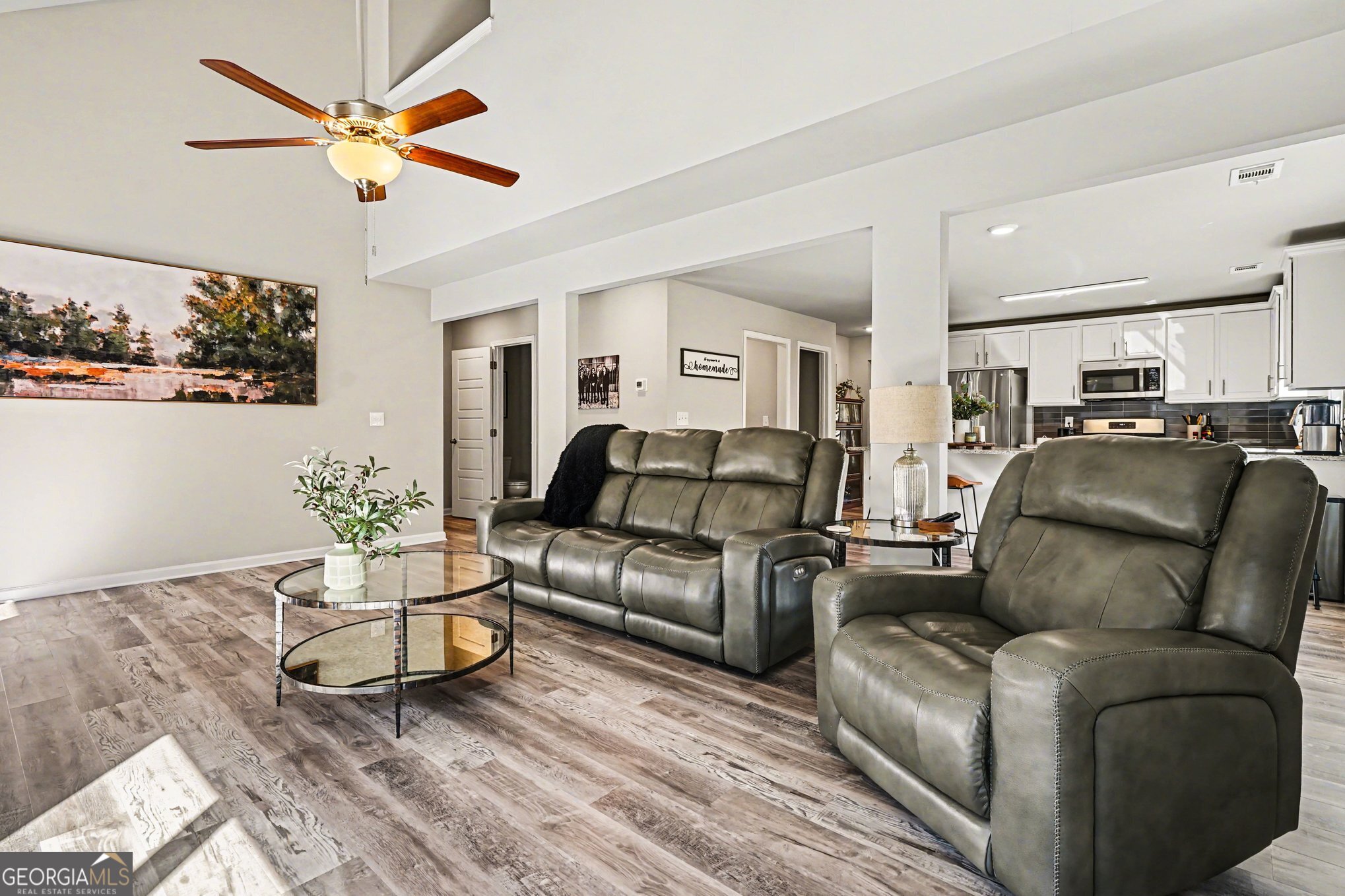 994 Lakeview Drive Commerce, GA 30529 - Photo 9 of 42 a living room with furniture