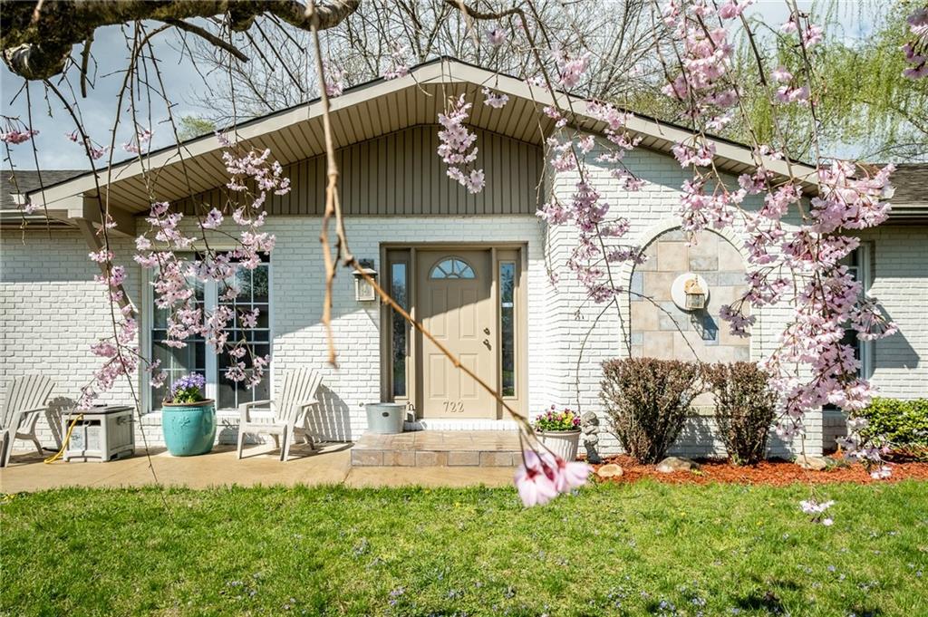 722 North Riverside Drive Columbus, IN 47203 - Photo 2 of 44 Gallery Image 2