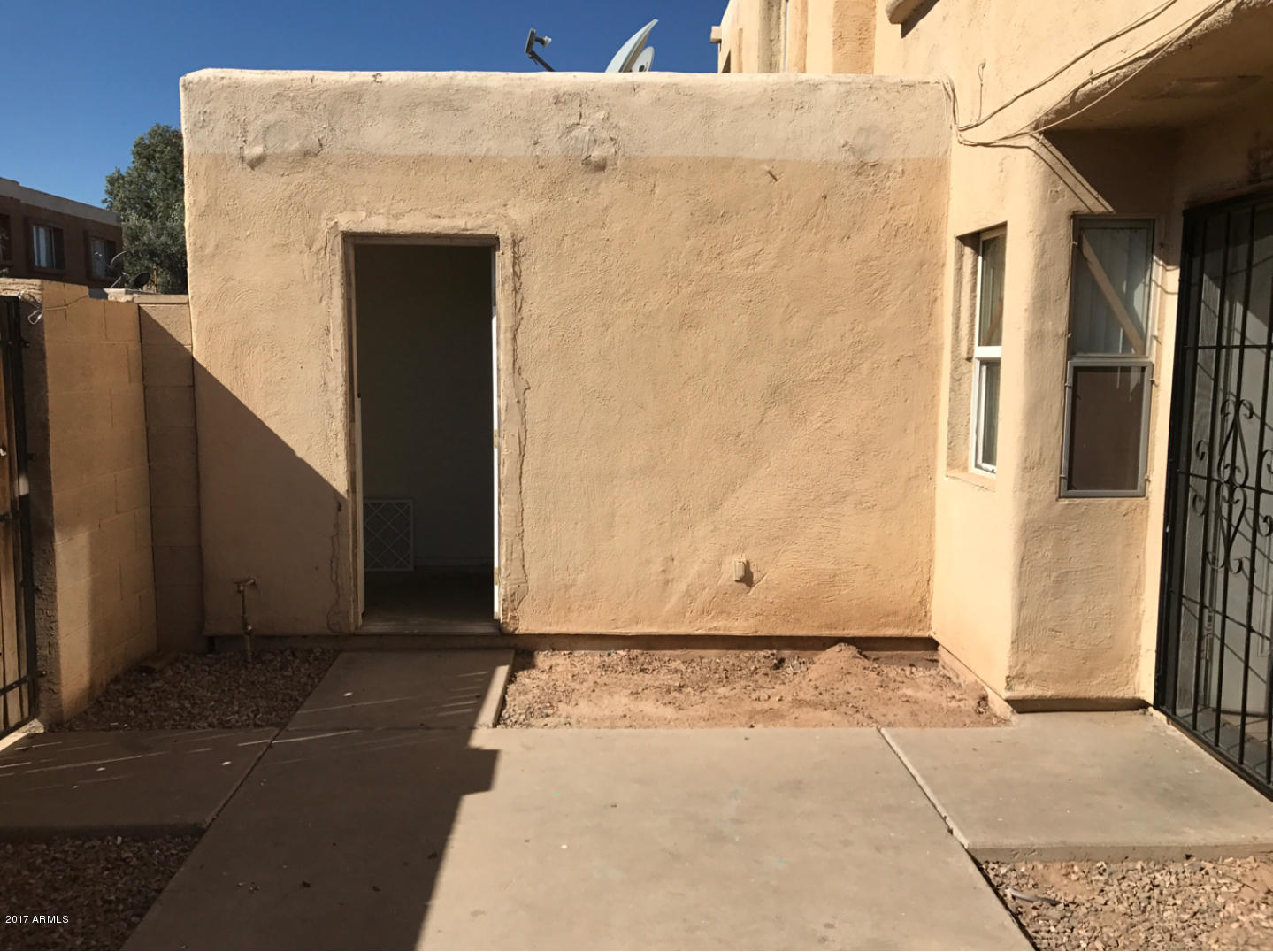 4427 East Riverside Street Phoenix, AZ 85040 - Photo 3 of 20 Front Patio