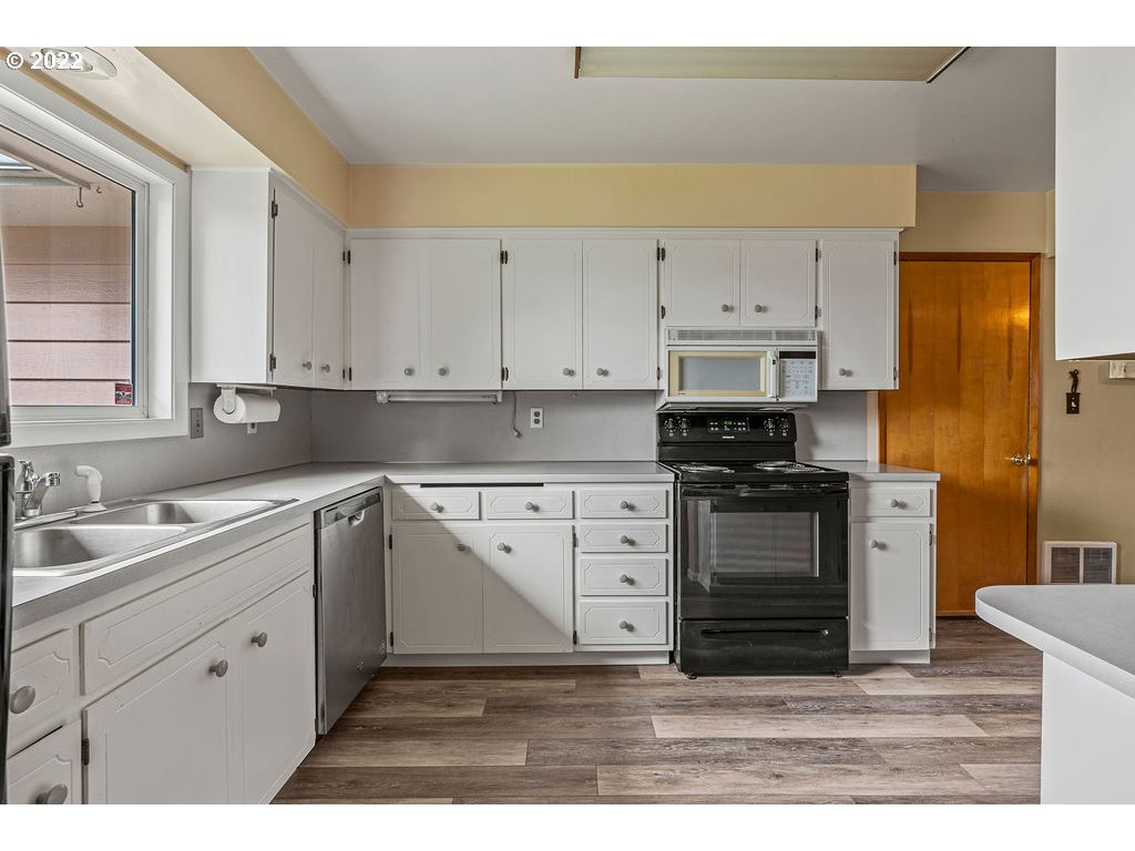 3220 Maple Street Longview, WA 98632 - Photo 2 of 15 Gallery Image 2