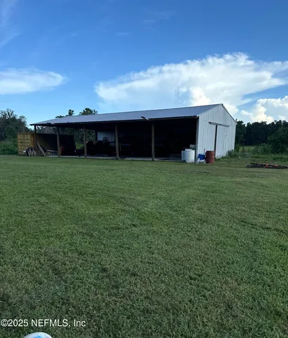 a view of a backyard