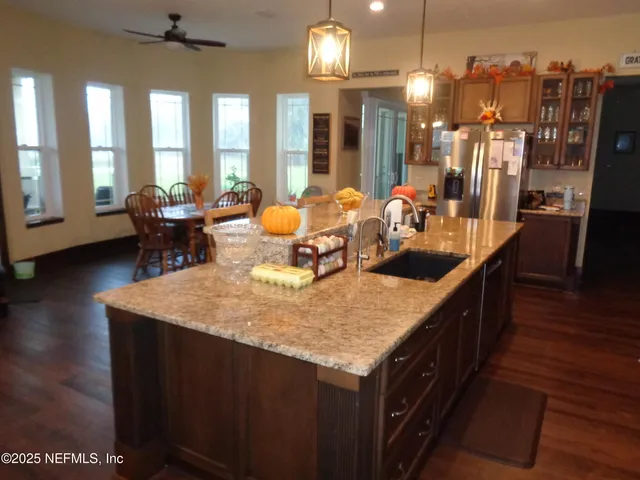 a large kitchen with kitchen island a large island in it