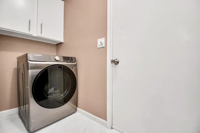a close up view of a washer and dryer