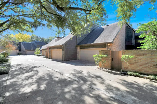 a view of a back yard of the house